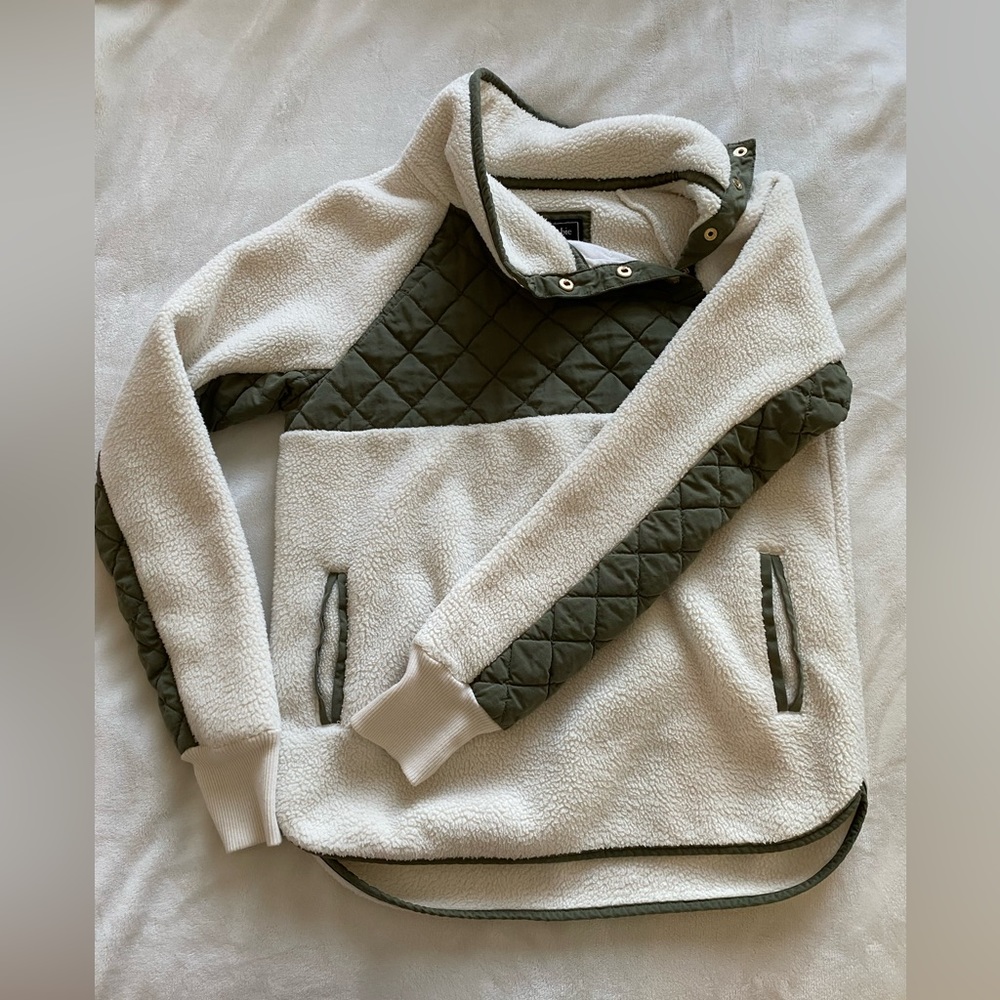 Abercrombie & Fitch White and Green Quilted Sweater